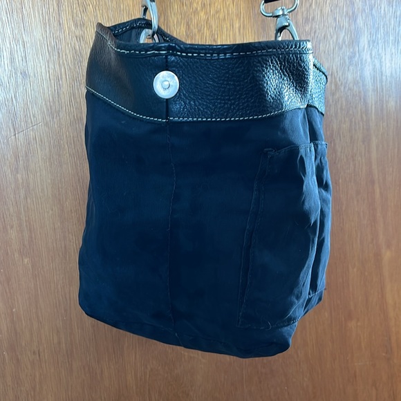 12. ROOTS VINTAGE LEATHER BUCKET CROSSBODY BAG! - Picture 3 of 7